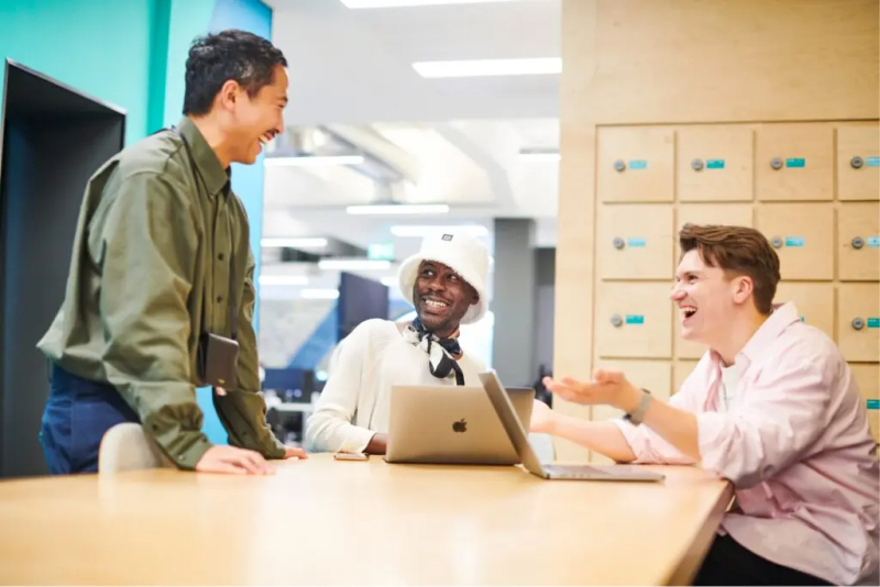 Three Deliveroo employees in a meetingcxEkdRtc79w thumbnail